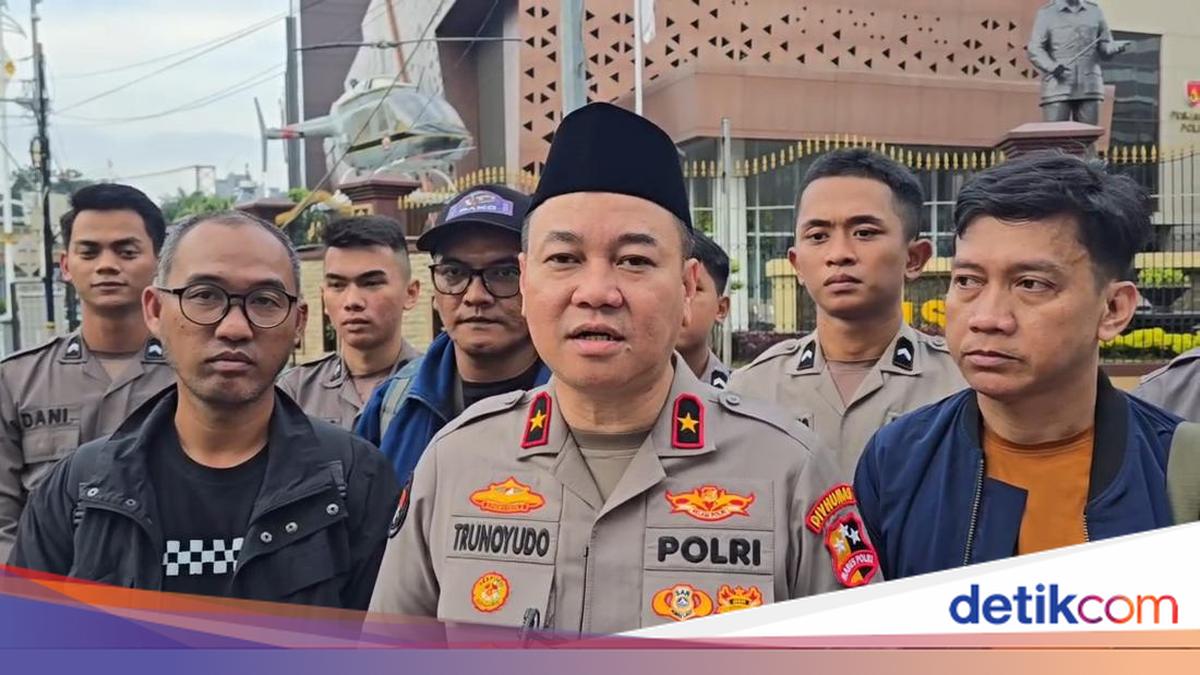 Police and Journalists Distribute 1,500 Iftar Meals to Communities in South Jakarta