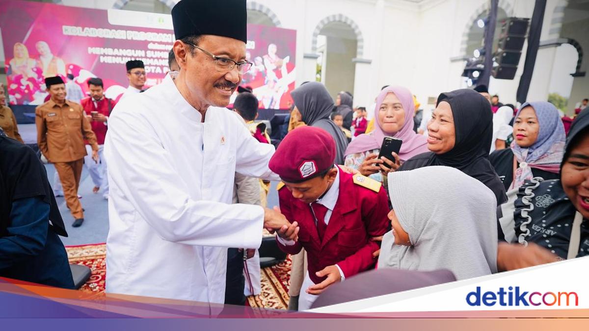 Social Minister Gus Ipul Visits Pasuruan to Distribute Food Assistance to 1,500 Poor Families