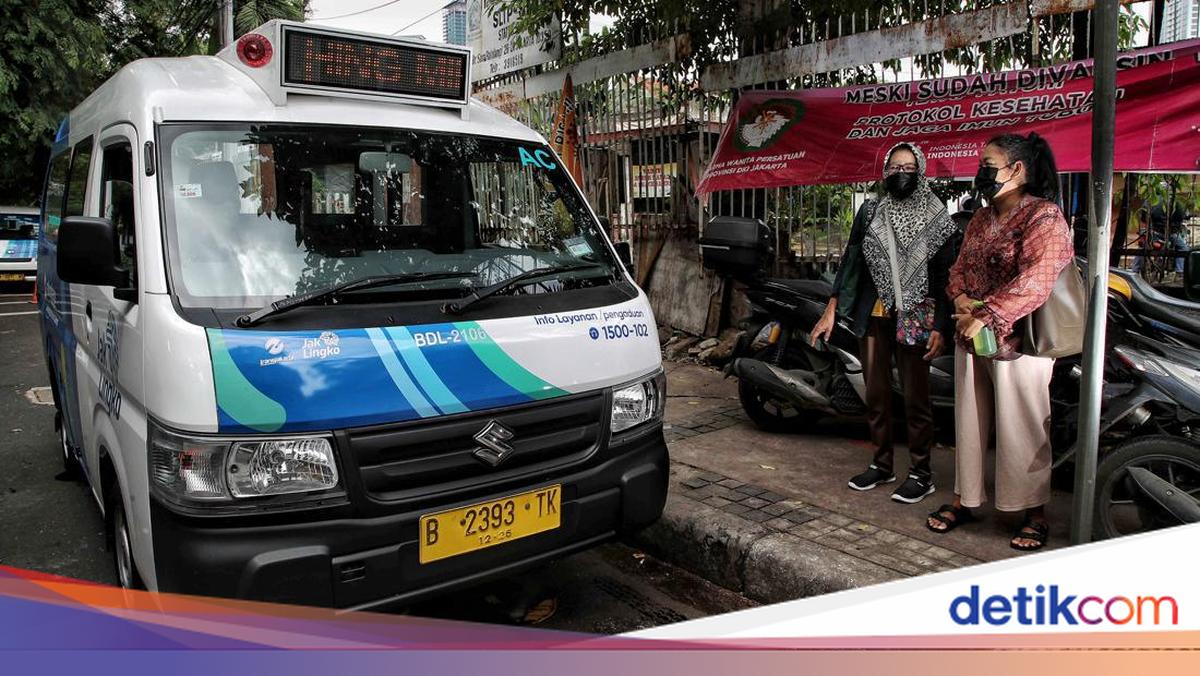 Mikrotrans Overturns in South Jakarta, Passengers Climb Out