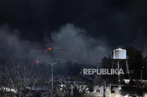 Israel and Iran Exchange Strikes on Oil Facilities; Analysts Say Peak of Conflict Not Yet Over