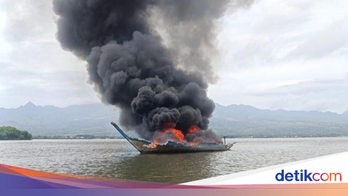 Salt-carrying ship bound for Makassar catches fire in Bima Bay, four crew members injured