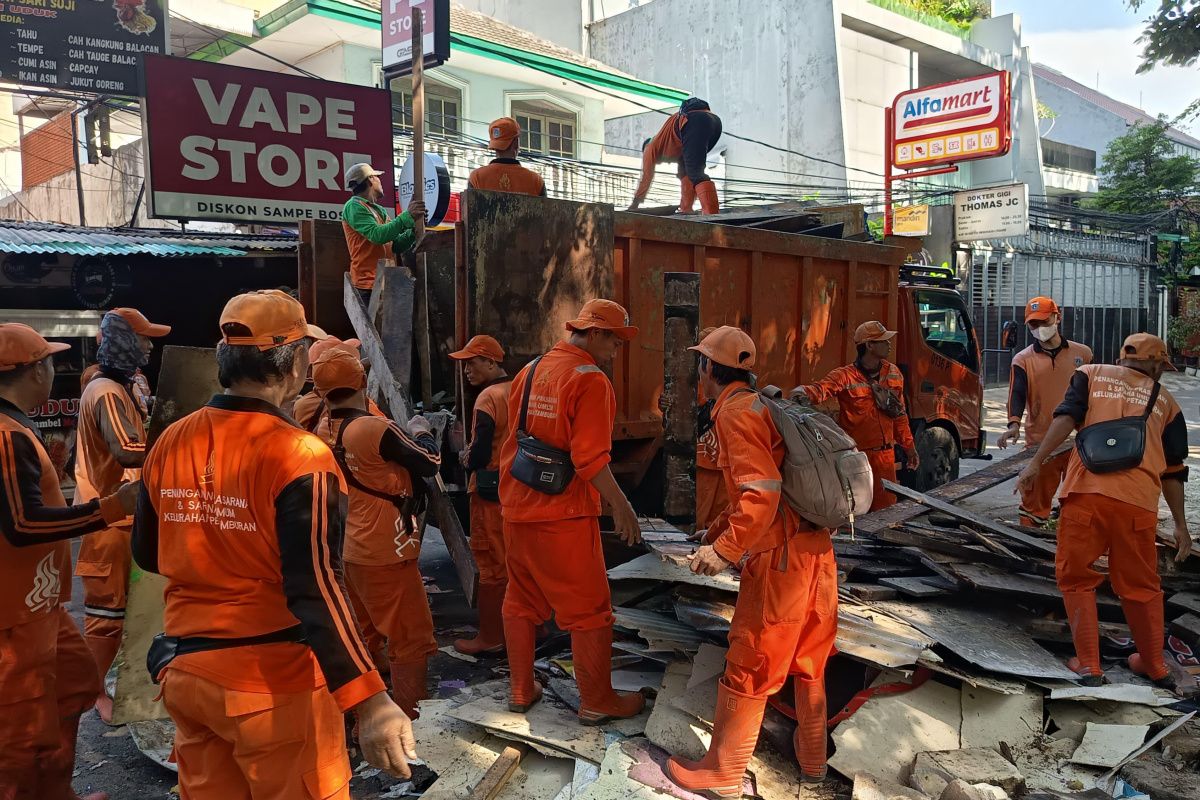 Jakarta Central Municipality Demolishes 31 Illegal Structures in Tanah Abang