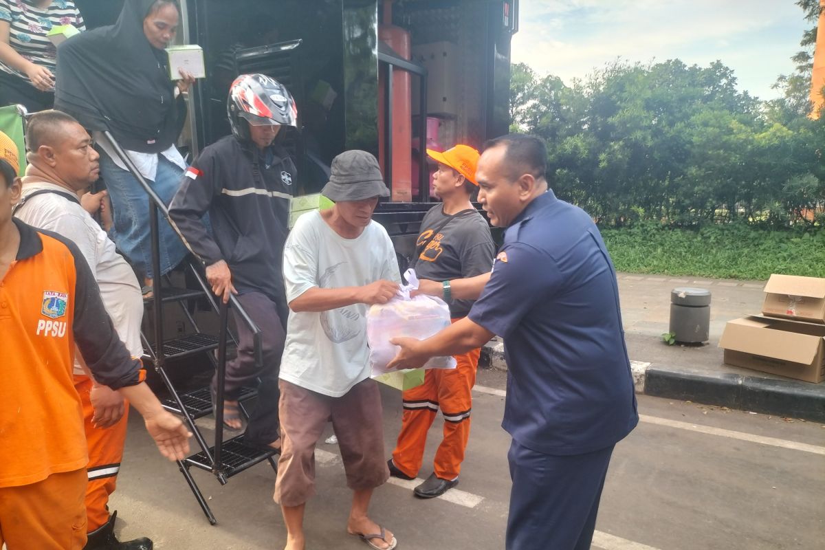Defence Ministry distributes food and fast-breaking packages during Ramadhan