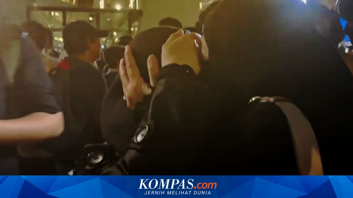 Emotional Reunion as Evacuated Indonesians Arrive at Soekarno-Hatta Airport