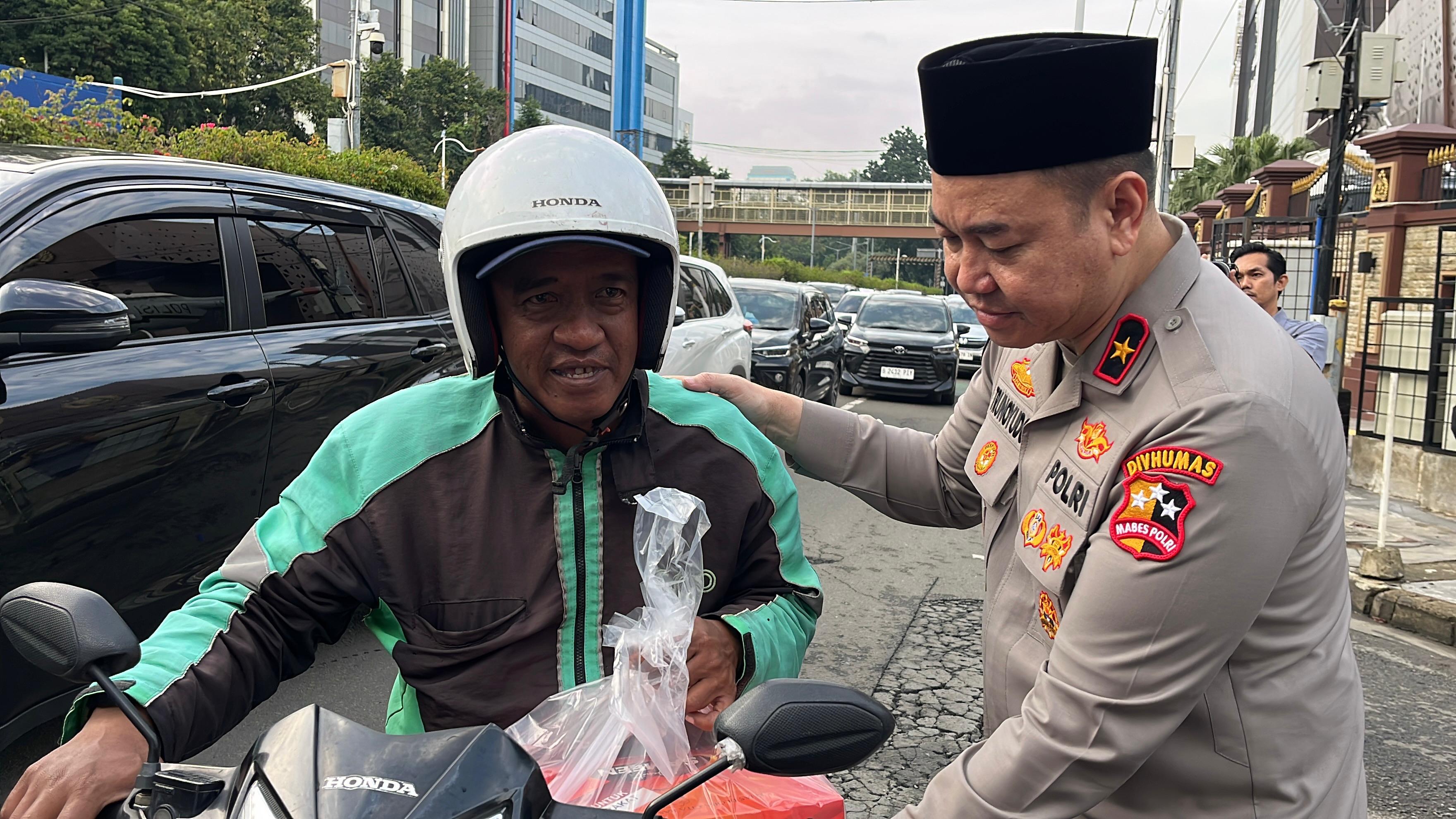 National Police Promote Vehicle Deposit Services at Local Precincts and Remind Drivers of Safety During Iftar Distribution Drive
