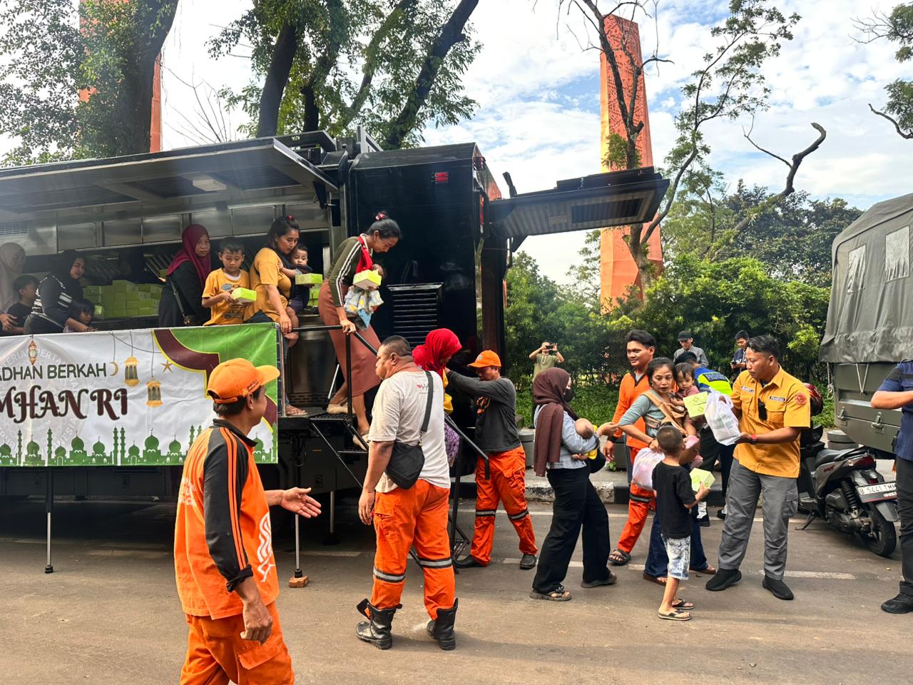 Indonesian Defence Ministry Distributes Thousands of Food Packages and Breaking-of-Fast Meals During Ramadan