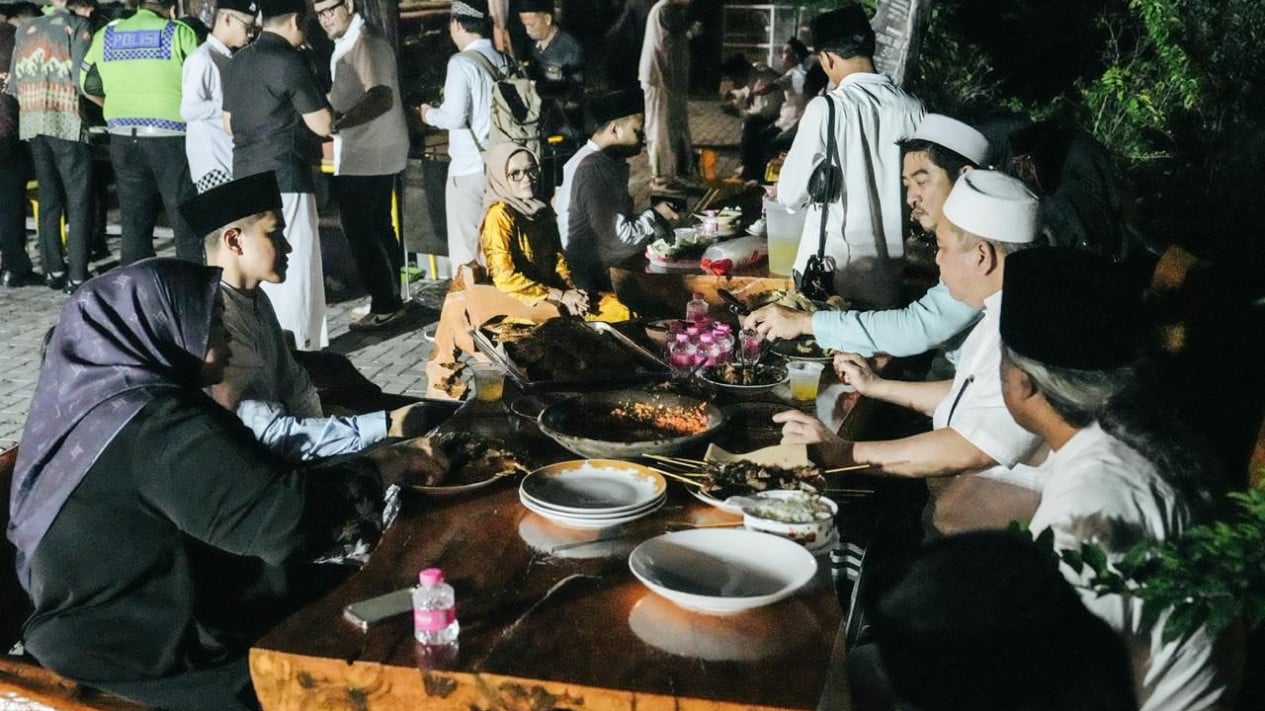 Gus Muwafiq Receives Kaesang's Visit to Minggir Islamic Boarding School