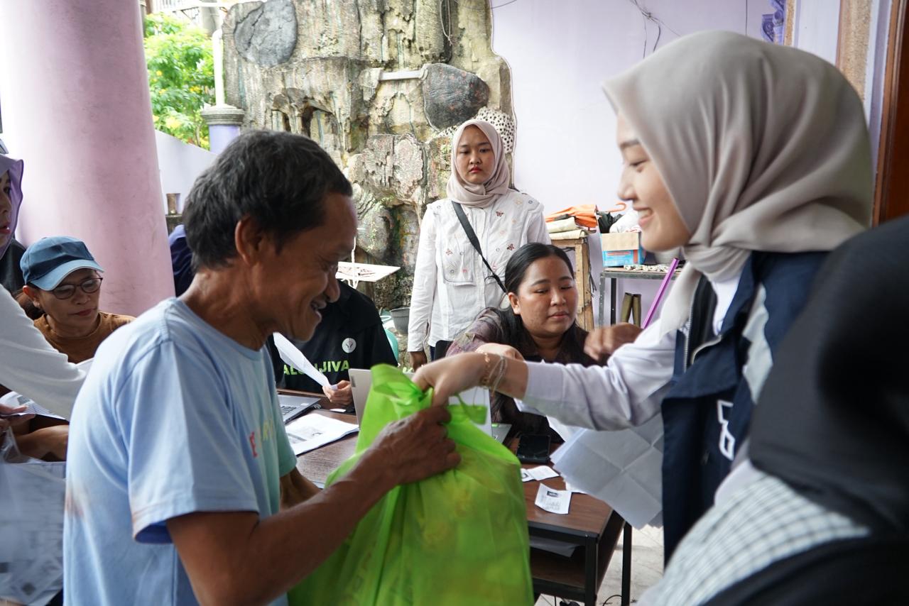 Danareksa Distributes 1,000 Ramadan Packages to Disability Community Across Five Cities