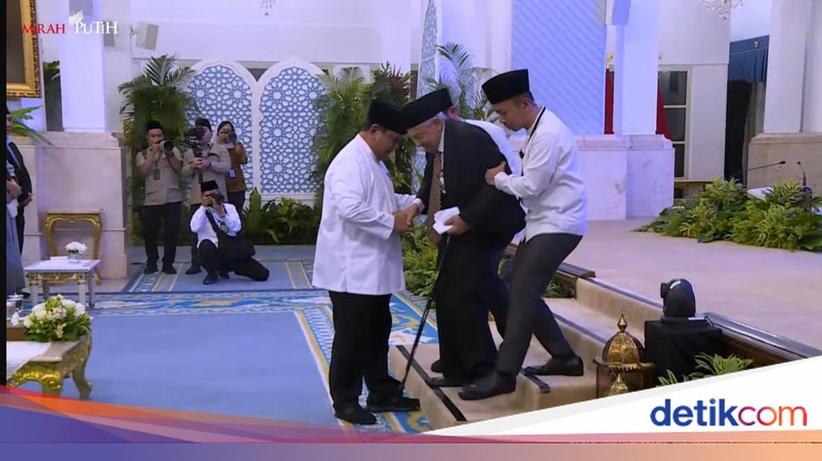 President Prabowo Assists Quraish Shihab from Stage Following Religious Sermon