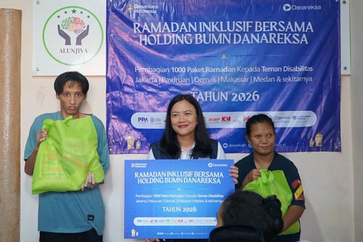 Danareksa distributes 1,000 aid packages to disability community