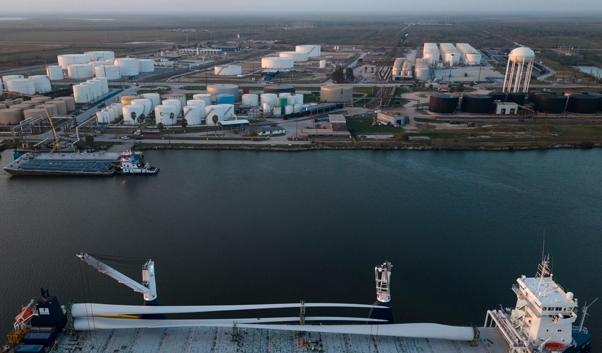 Trump Partners with India's Reliance to Build Giant Oil Refinery Worth $300 Billion in Texas