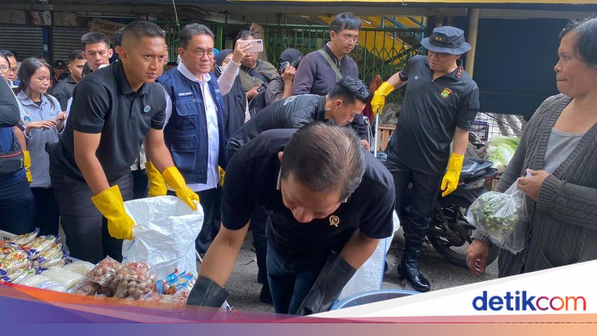 Environment Minister and Metro Police Chief Lead Cleanliness Drive at Kramat Jati Market