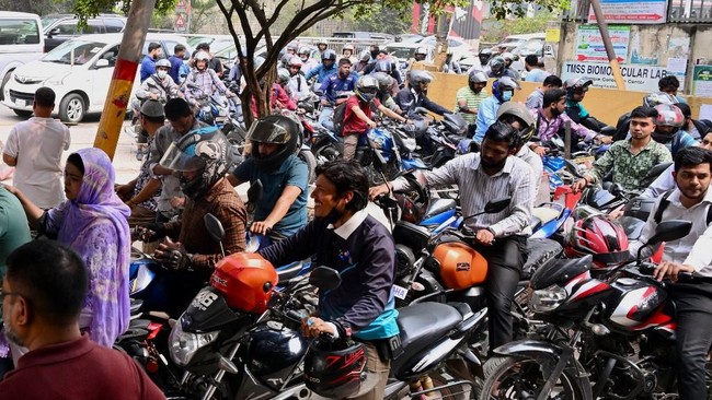 Asia Becomes Victim of Arab War: Motorbikes Queue for Hours