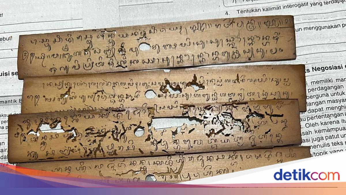 Palm Leaf Manuscripts of Pupuan Villagers Conserved by Balinese Language Instructor in Tabanan
