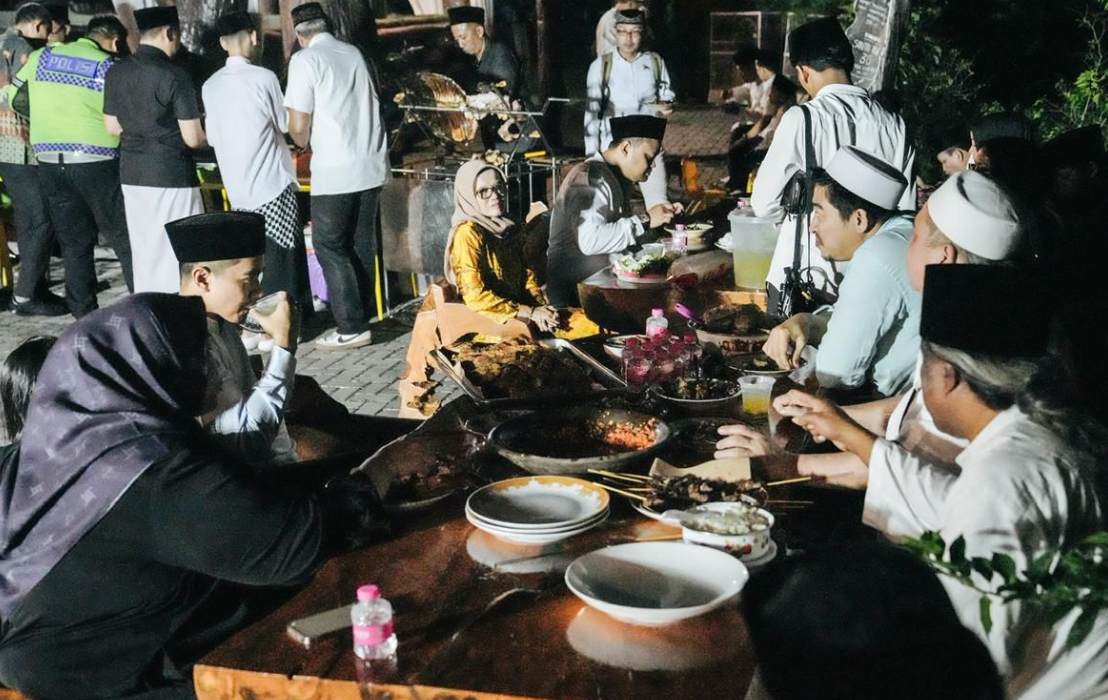 Kaesang Visits Islamic Boarding School During Ramadan Pilgrimage, Enjoys Sate Klatak