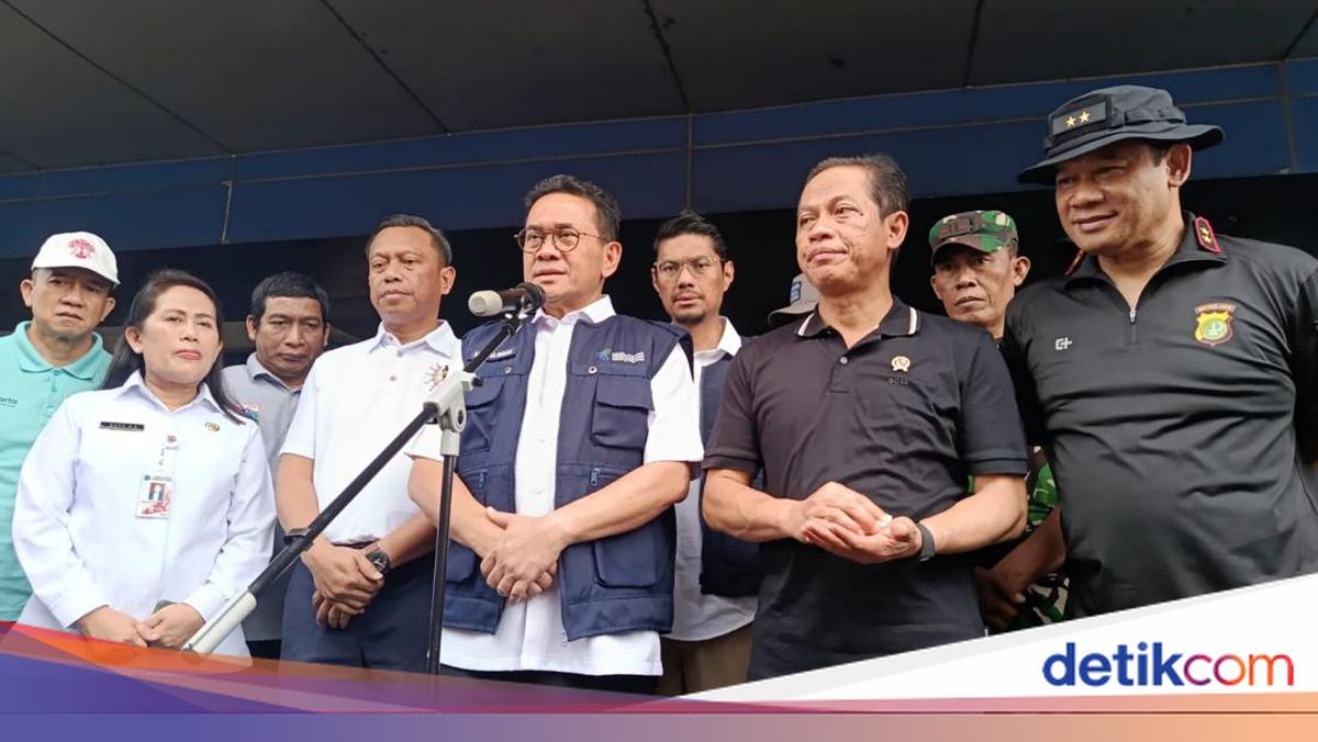 Commerce Minister and Metro Police Chief Inspect Foodstuffs Ahead of Eid at Kramat Jati Market