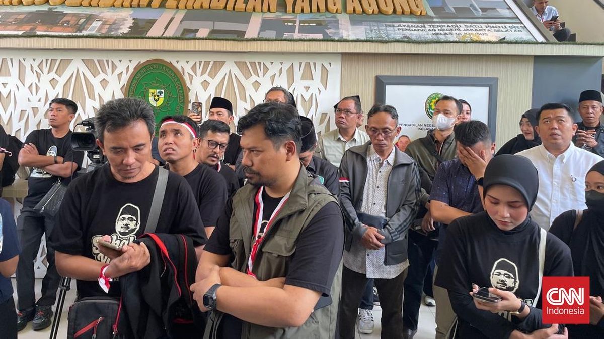Banser Escorts Pre-trial Ruling Hearing for Yaqut at South Jakarta District Court