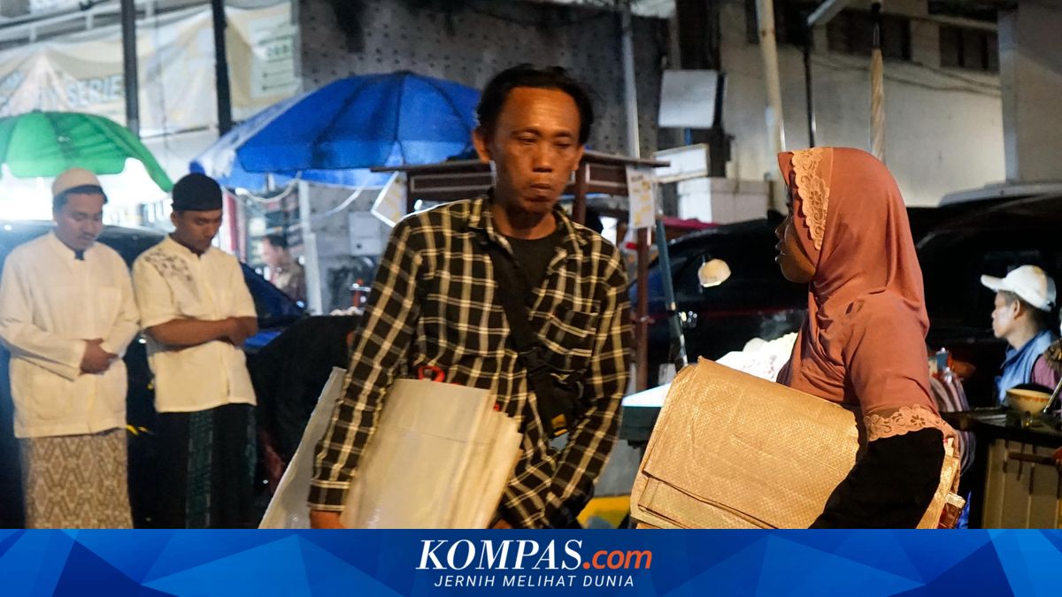 Seeking Lailatul Qadar, Sharing Blessings: The Story of Mat Sellers in Bogor on the 21st Night of Ramadhan