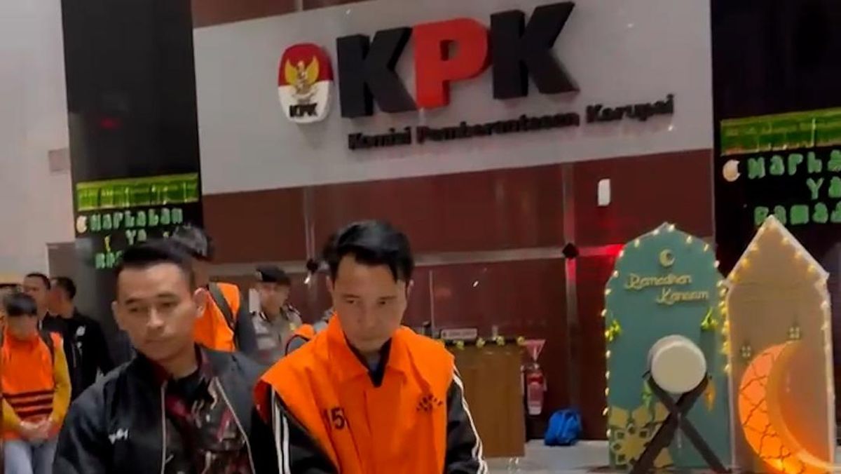 Appearance of Rejang Lebong Regent Following KPK Suspect Status