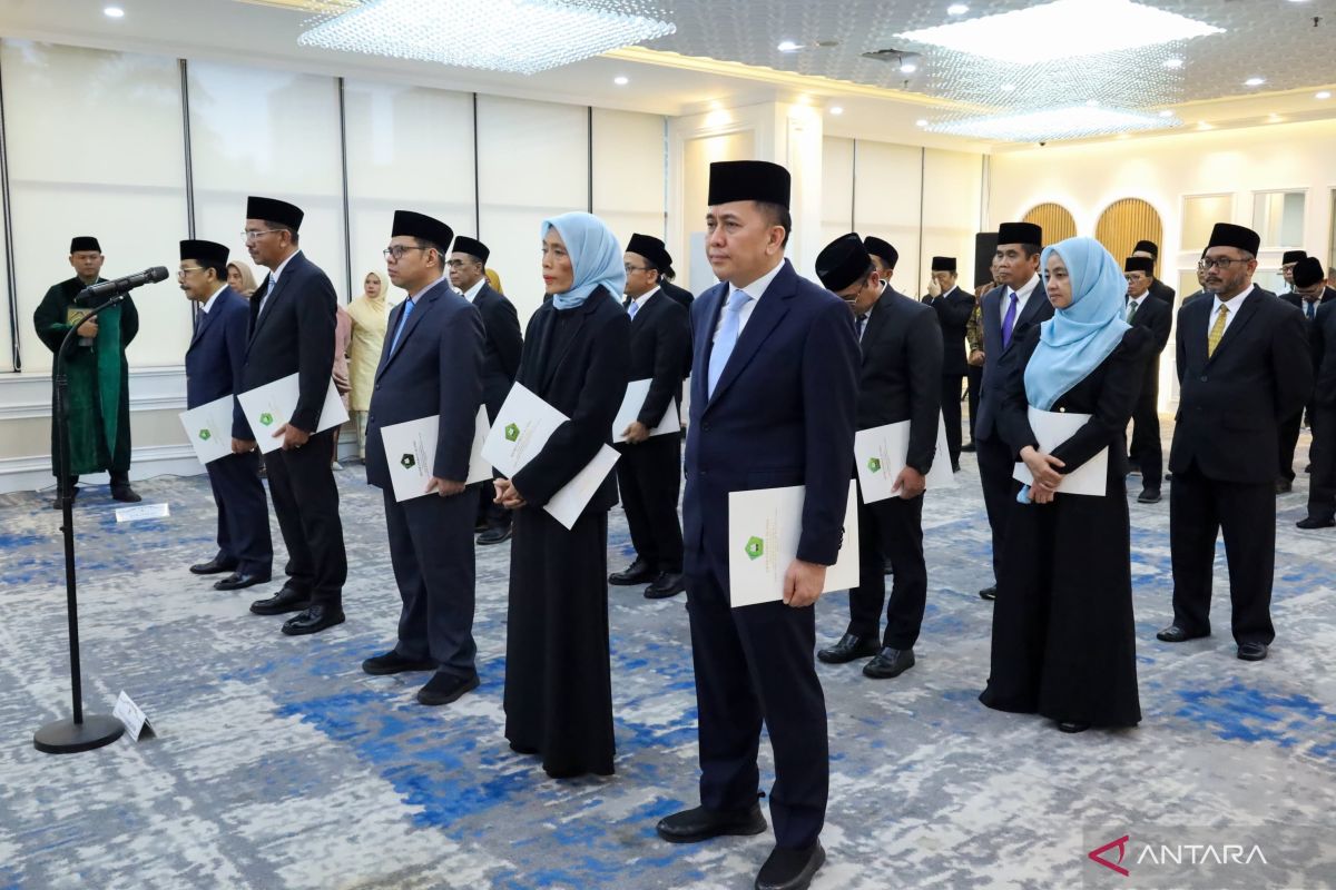 Minister of Religious Affairs Delivers Presidential Decree to New Baznas Leadership for 2026-2031 Term