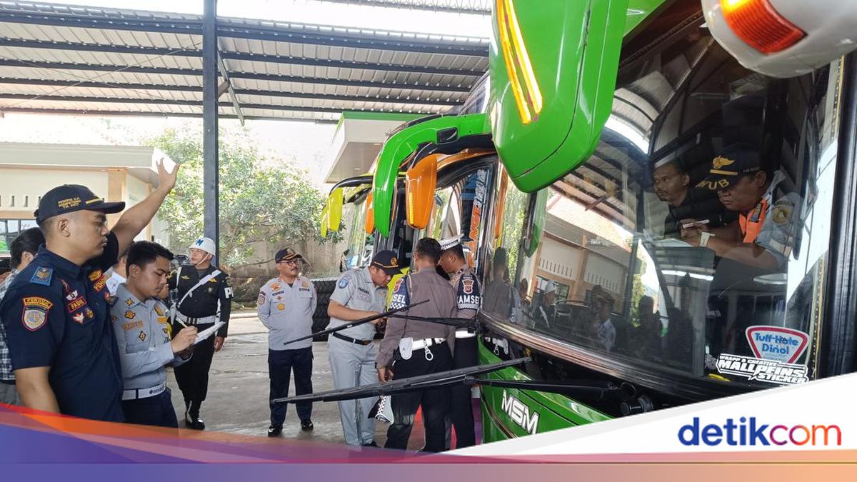 Police and Transport Authority Conduct Roadworthiness Checks on Mudik Bus Fleet in Bogor