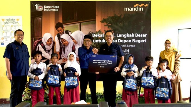 Committed to Education, Bank Mandiri Distributes Thousands of School Bags to Children in Lombok