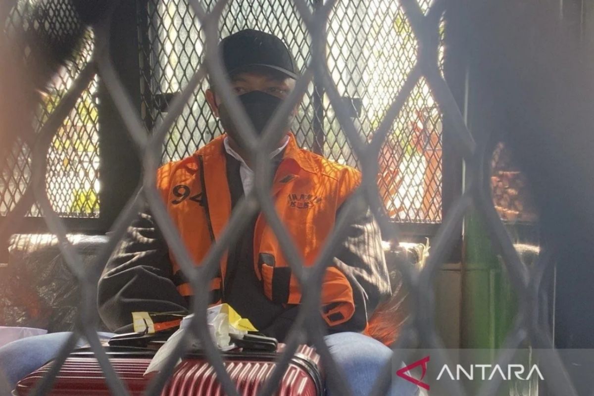 Inactive Riau Governor Abdul Wahid Arrives in Pekanbaru