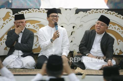 Bandung Regent Signs Off on IDR 12 Billion Holiday Allowance Payment for Part-Time Government Contract Workers