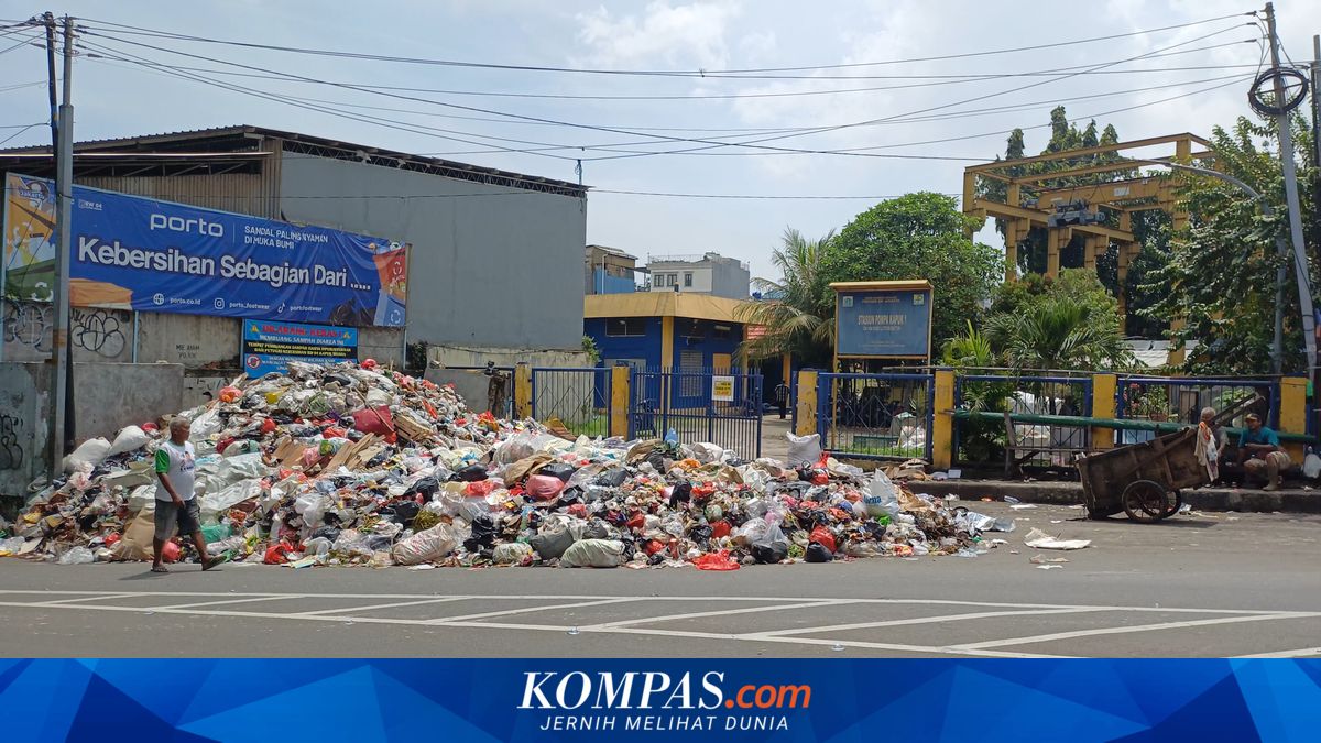 Rubbish Accumulates at Penjaringan Temporary Disposal Site Since Bantargebang Landslide