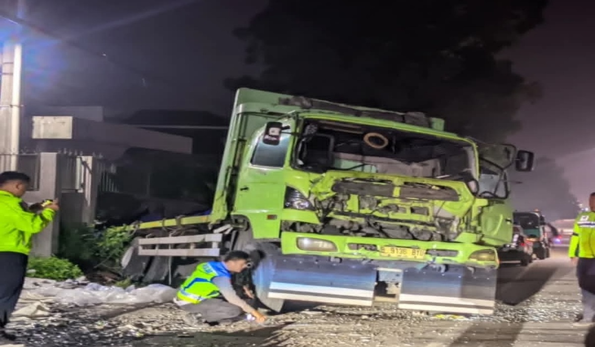 Truck Causes Chain Collision in Batang, Driver Killed Crushed by Own Vehicle
