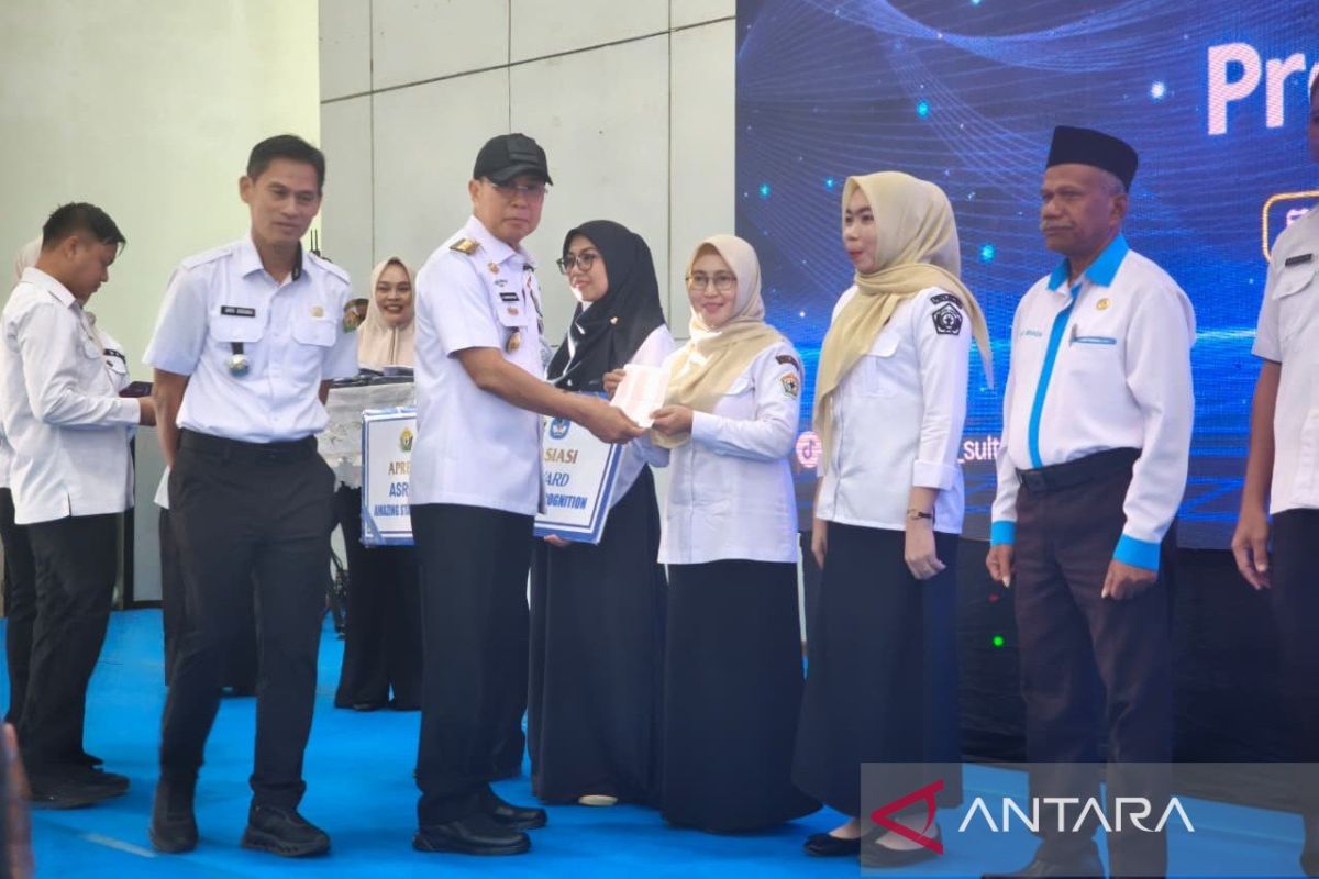 Southeast Sulawesi distributes 63 billion rupiah in allowances to 8,000 secondary school teachers