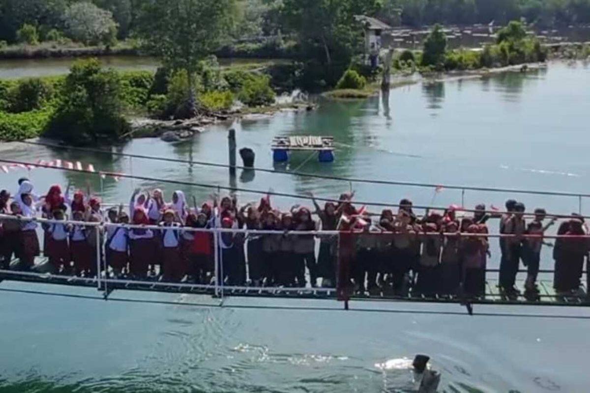 TNI Constructs Garuda Suspension Bridge across Paniki River to Open Access for Residents