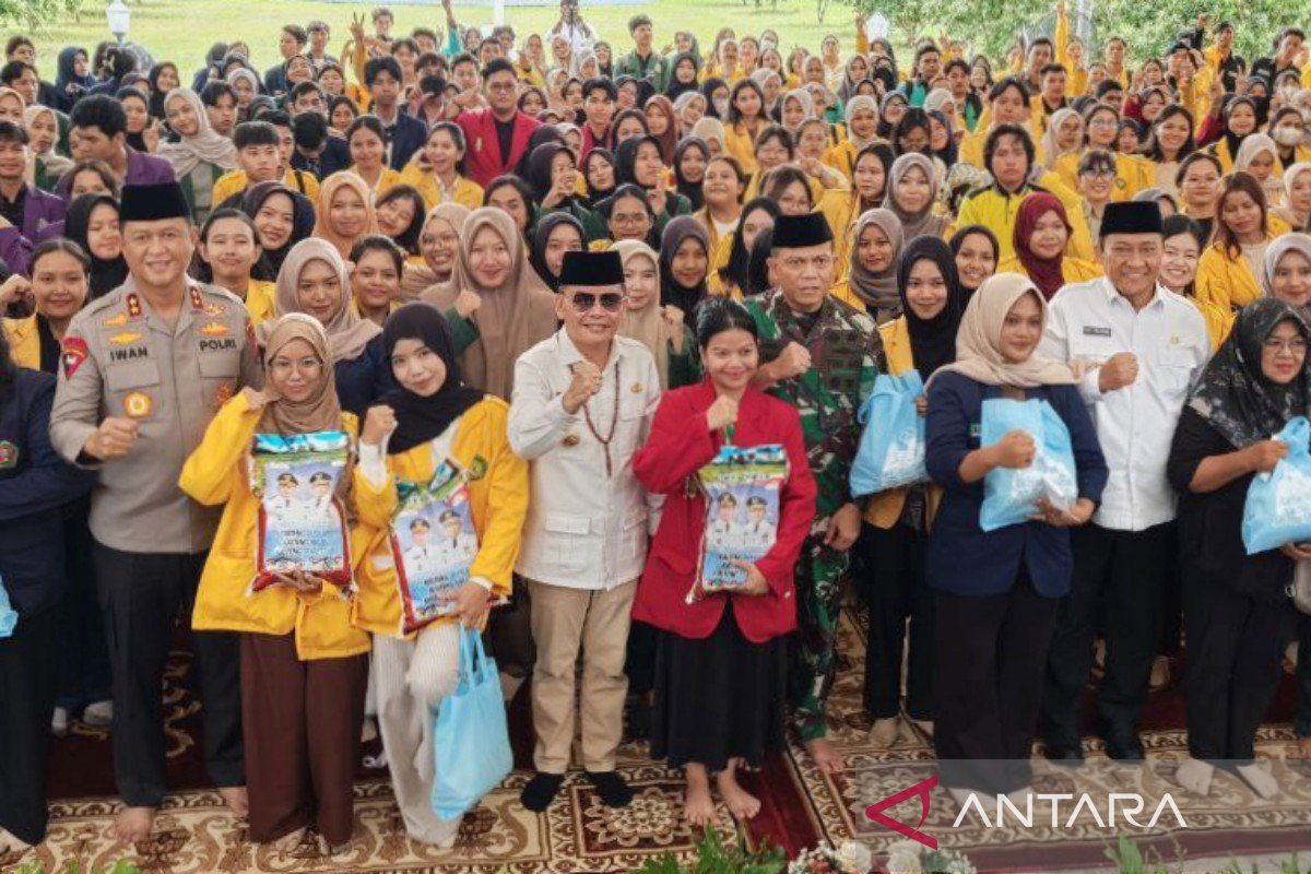 Central Kalimantan Governor Provides Free Basic Provisions Packages for Thousands of Students