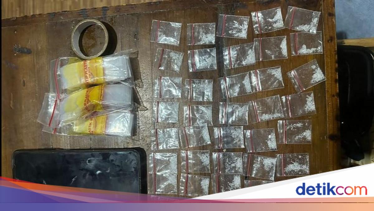 Police Uncover Cache of 40 Packets of Methamphetamine in Abandoned House in Serang