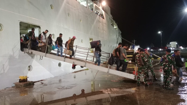 KM Tidar Transports Hundreds of Passengers to Tenau Port Kupang Ahead of Mudik Season