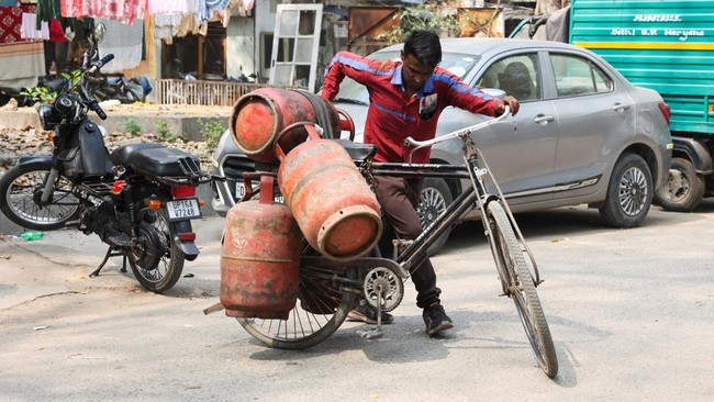 India 'Collapses' as Victim of Iran War Over LPG Import Dependency