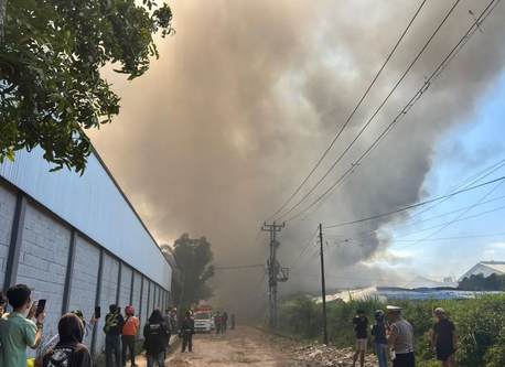 Major Fire Destroys Furniture Warehouse in Cibolerang, Bandung; Thick Smoke Visible from Pasteur