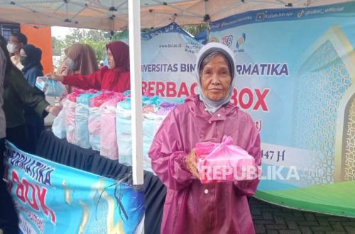 Sumiyati's Smile During Ramadhan: Rice Boxes from UBSI Become a Blessing for Residents