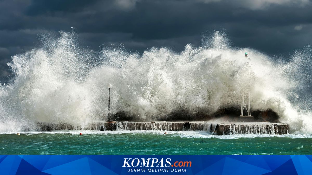 BMKG Warns of High Waves and Tidal Flooding During Eid Holiday Travel Period