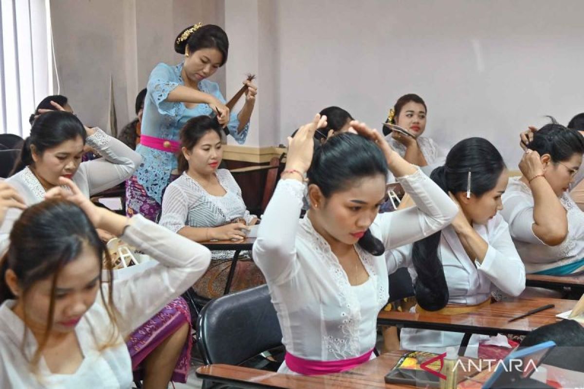 Balinese make-up artistry becomes an opportunity for women's economic empowerment