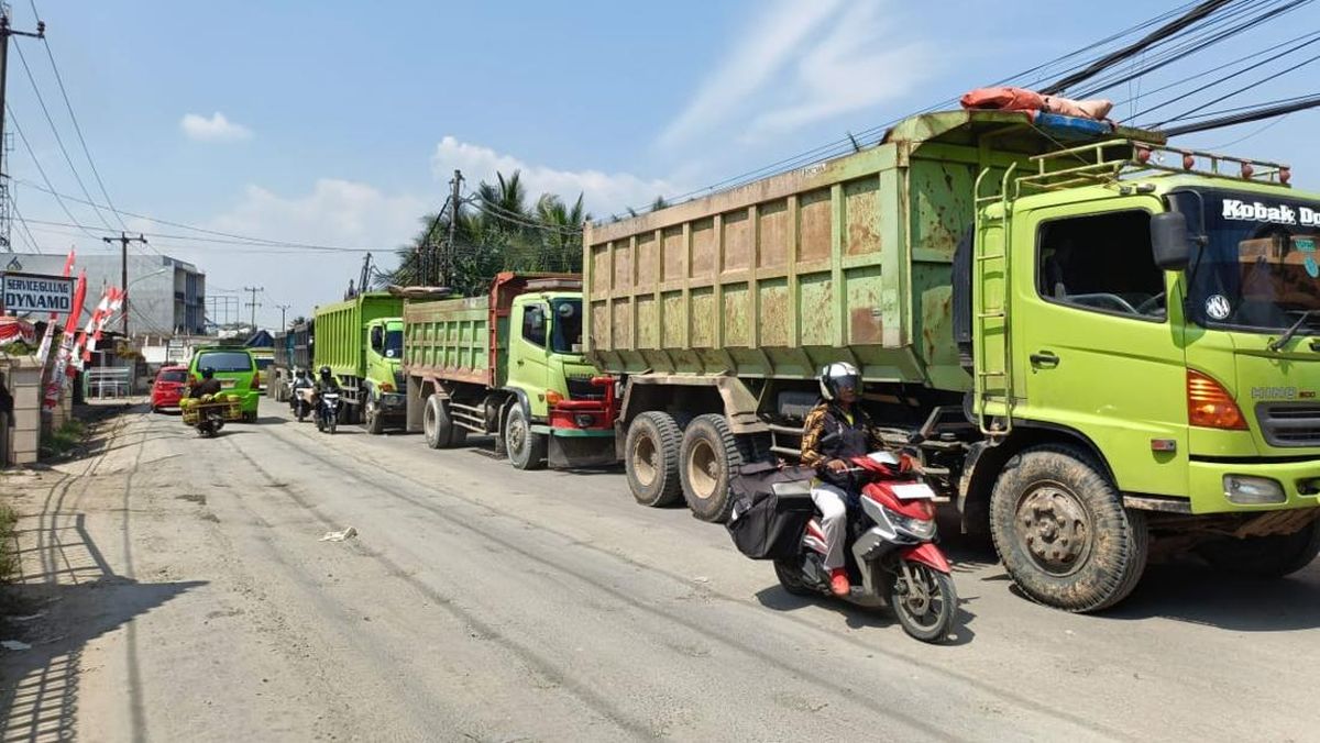 Mining Trucks Banned from Operating in Tangerang During 13-30 March Exodus Period
