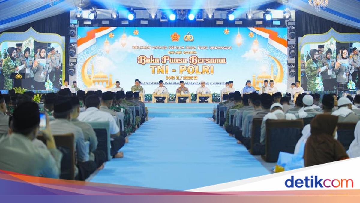 Defence Minister and National Police Chief Attend Joint Iftar with Military and Police
