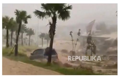 Bukit Sentul Flooded as Road to President Prabowo's Residence in Hambalang Closed by Mud