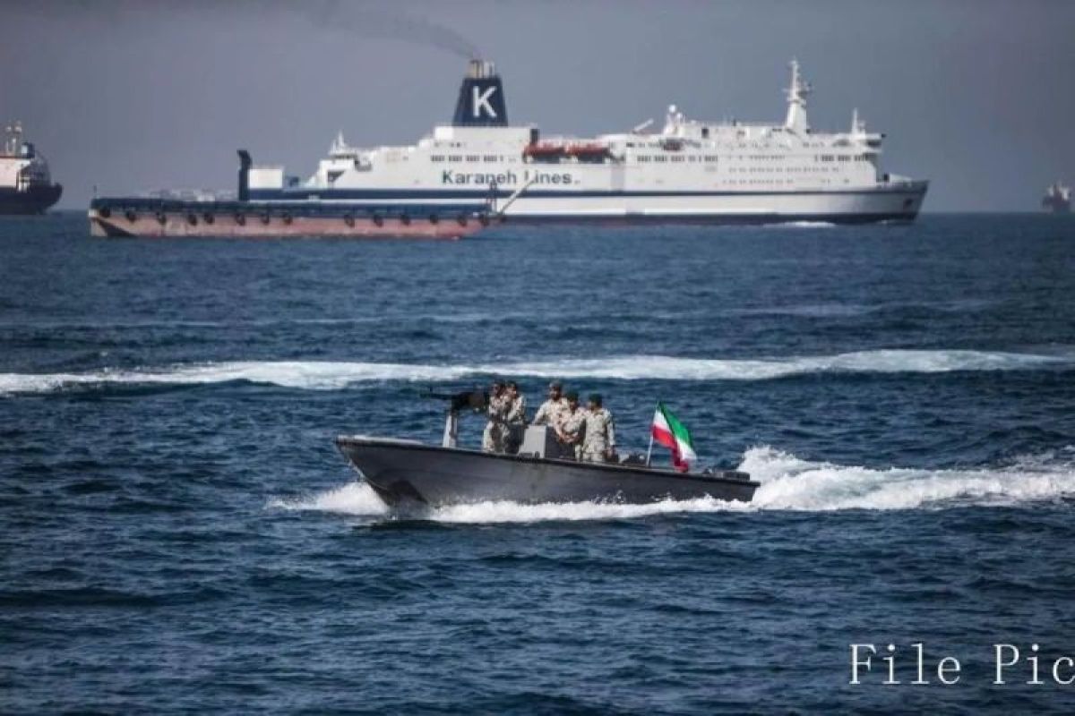 Analyst: Strait of Hormuz Unsafe While Iran Conflict Continues