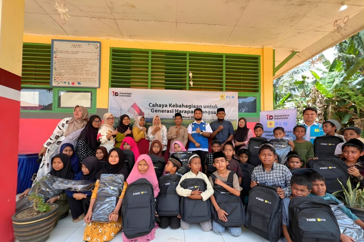 Danantara and PLN distribute 2,000 school supply packages in Southeast Sulawesi