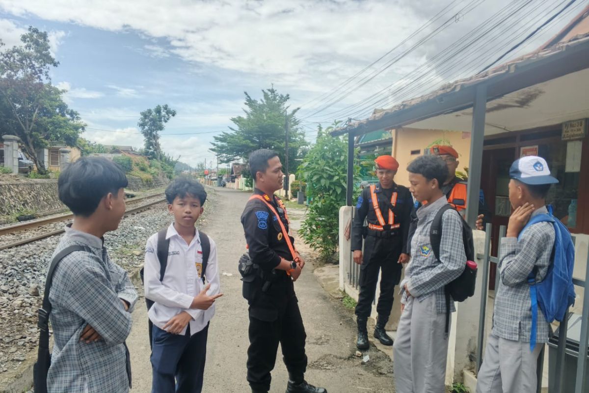 KAI Tanjungkarang warns residents against waiting for Iftar in railway track areas
