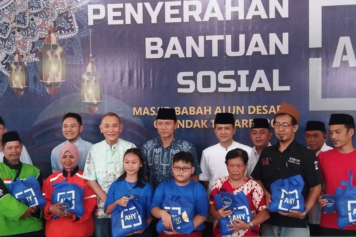 AHY distributes 300 welfare packages at Babah Alun Mosque