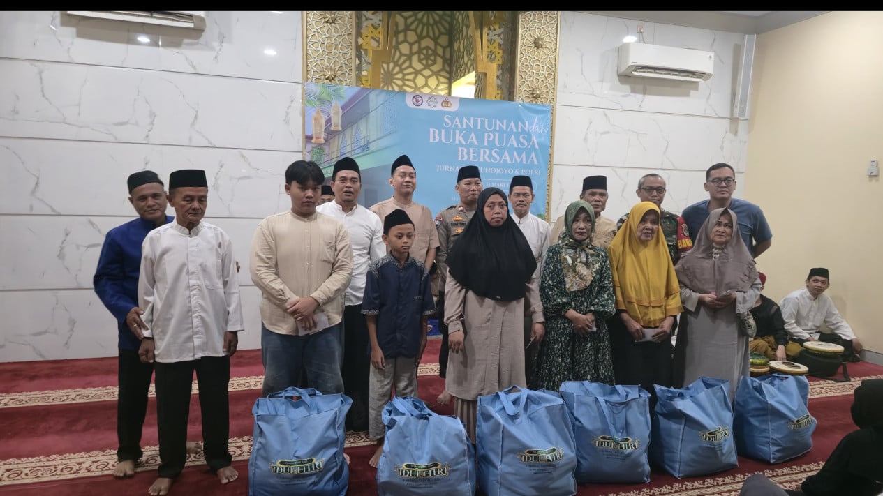 Indonesian National Police and Journalists Distribute Assistance and Groceries to Orphans and the Disadvantaged