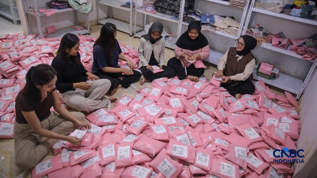 Muslim Fashion Seller Inundated with Orders Ahead of Eid, Revenue Triples