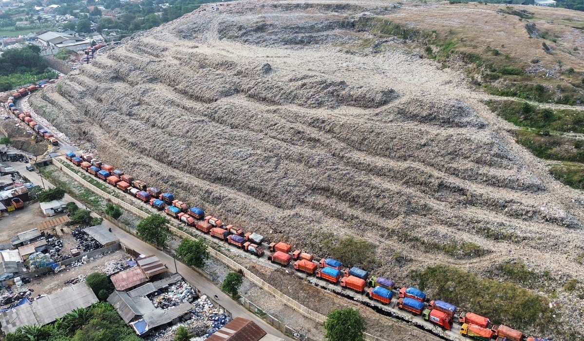 Jakarta Waste Crisis: 8,000 Tonnes Daily Burden Strains Critical Bantargebang Facility